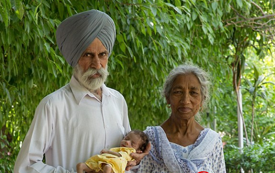 世界上年龄最大的妈妈，印度老奶奶72岁终于当上妈